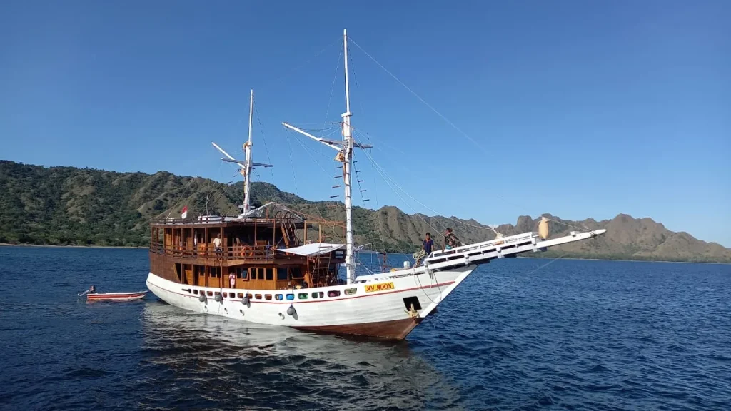 Sewa Kapal Phinisi Labuan Bajo 2027: Panduan Harga & Rute