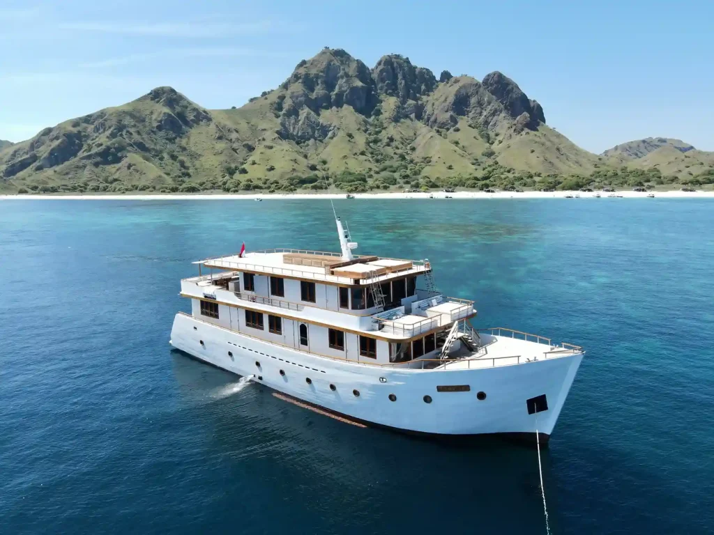 Full Boat Charter & Group Booking in Labuan Bajo 2027: When the Whole Boat Wins