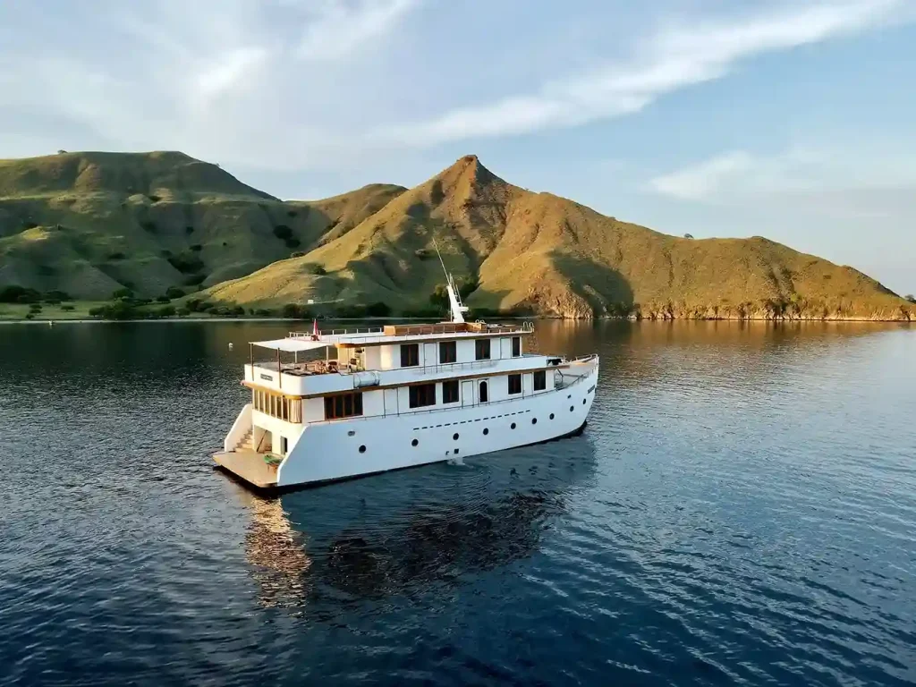 Top Reasons To Choose A Liveaboard for Your Labuan Bajo Adventure