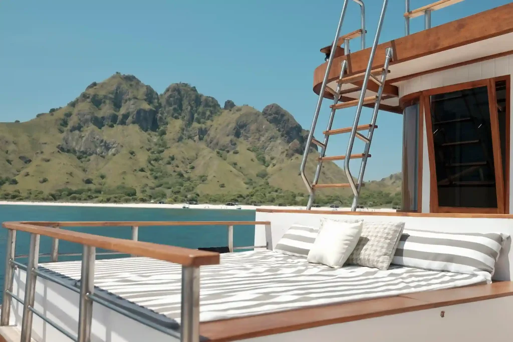 First Time Liveaboard Komodo: What to Expect Day by Day (2027)