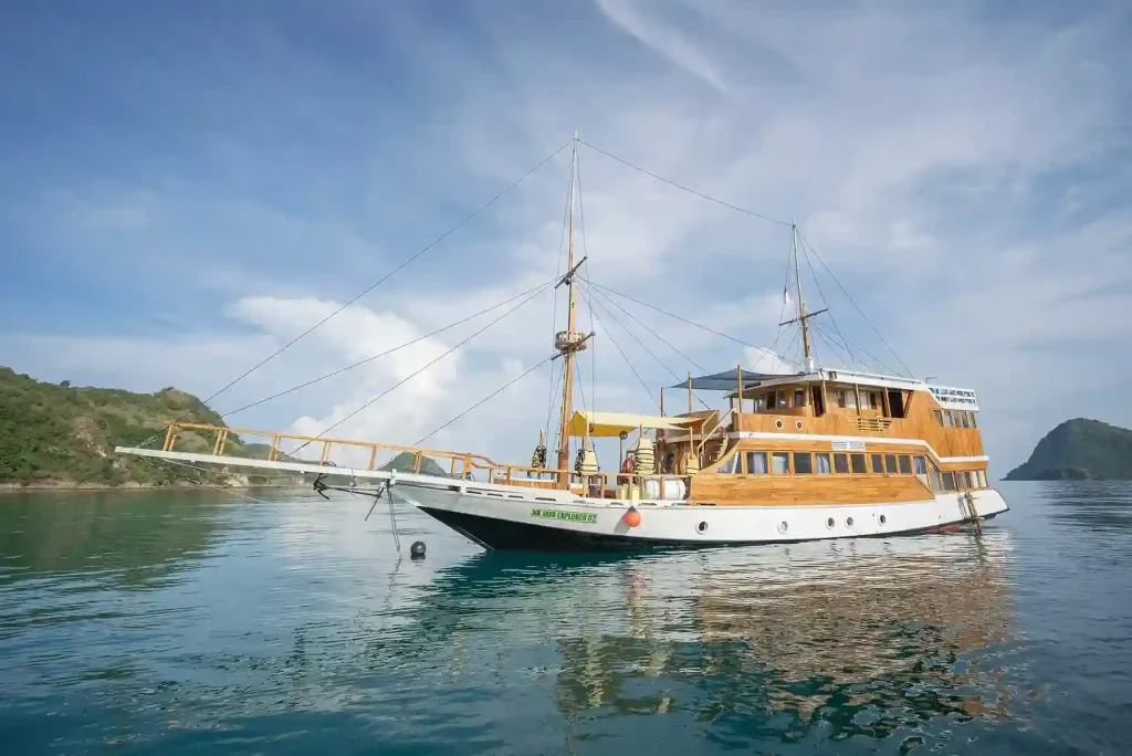 Luxury Liveaboard vs Traditional Cruise: Discover Labuan Bajo’s Best