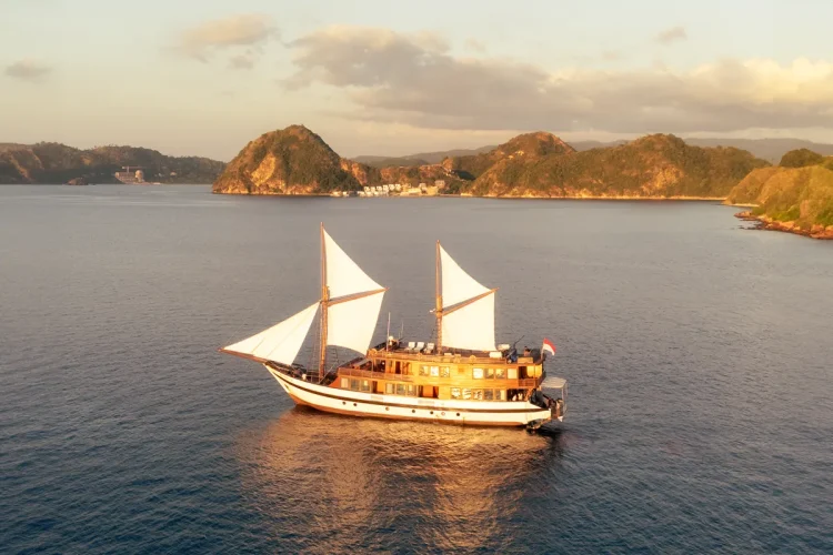 Sewa Kapal Phinisi Labuan Bajo 2027: Panduan Harga & Rute